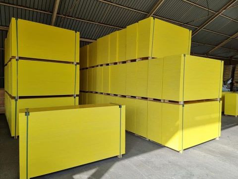 Panneaux de construction jaunes - coffrage en bois à 3 couches type DOKA / LANA