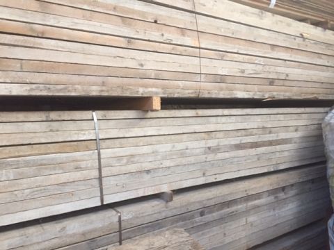 1500 использованных деревянных досок для строительных лесов