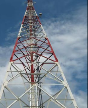 Torre de telecomunicaciones de acero tubular galvanizado con mástil 5G/4G/3G de cable atirantado - Soluciones duraderas de infraestructura de telecomunicaciones