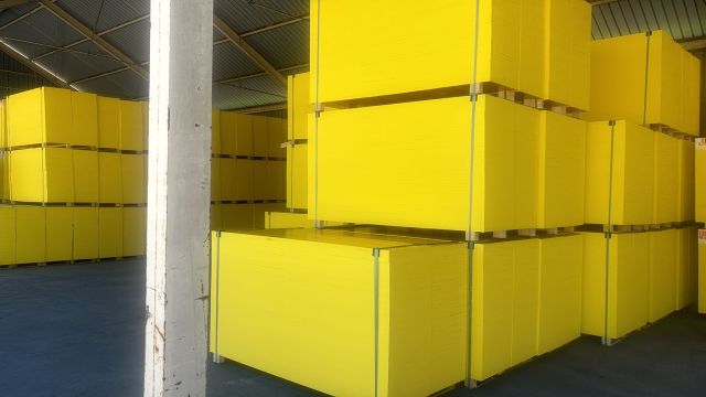 Vente de panneaux de coffrage en stock type DOKA, LANA - panneau jaune 3 couches de 21 et 27 mm d'épaisseur.